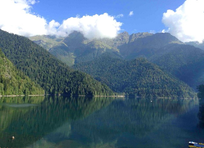 Озеро рица как добраться. Абхазия Гагры озеро Рица. Озеро Рица от Гагры Абхазия. От Сочи до озера Рица. Абхазия серпантин на озеро Рица.